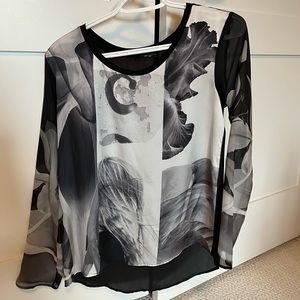 Black/grey print flowy top, dress it up or down! Cute for spring/summer